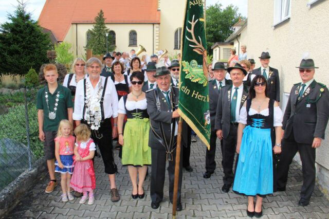 Gruppenbild bei der Abholung von Schützenkönig Willi Zinnbauer, 2014 Gruppenbild bei der Abholung von Schützenkönig Willi Zinnbauer, 2014