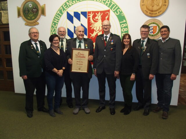 Die Hubertusschützen ernennen Giselher Glatz (mit Urkunde) zum Ehrenmitglied. Michael Hiller (rechts daneben) ist neuer zweiter Schützenmeister.